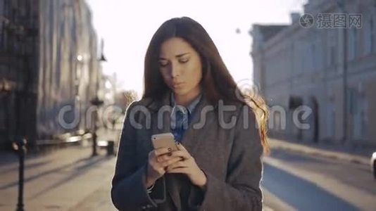 快乐的女人在奥图姆的街上散步和使用智能手机。 户外移动智能手机的学生女孩视频