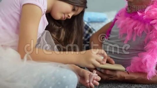可爱的小女孩和她父亲躺在地板上视频