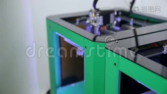 几个3D打印机工作打印塑料模型与塑料丝丝。视频