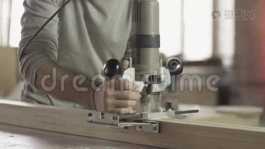 专业锁匠切割木板在支柱线上的插入路由器视频