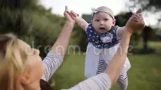 年轻的妈妈在公园里把小女孩扔了视频