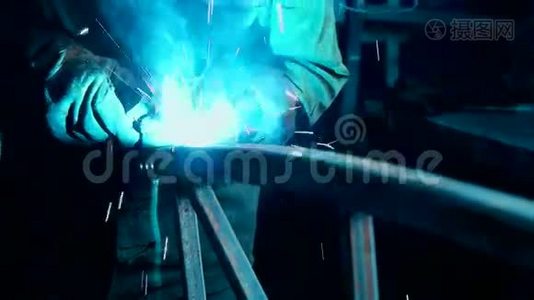 焊工工业汽车零件在工厂视频