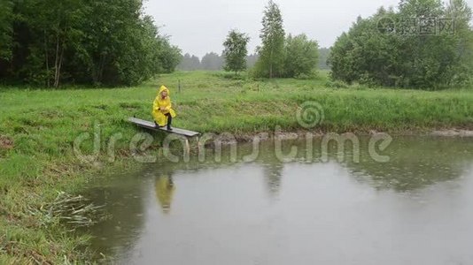 女人喂鱼雨视频