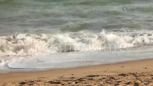 卡波圣卢卡斯附近的海洋海景，大浪冲击沙岸。视频