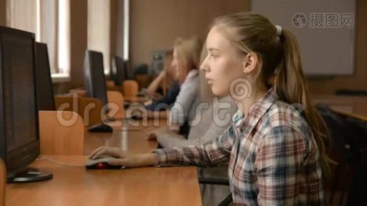 从事计算机工作的年轻女学生视频