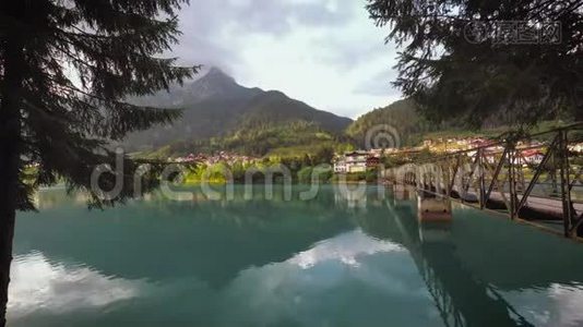 奥隆佐迪卡多，意大利美丽的风景在山湖边。视频