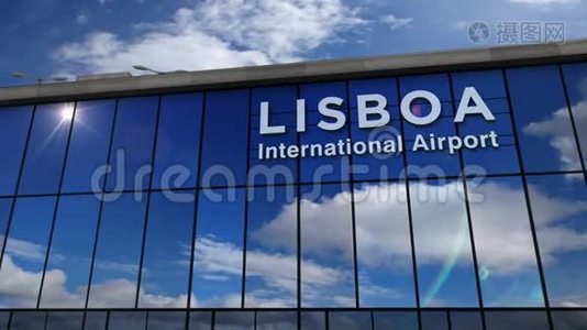 在Lisboa降落的飞机在候机楼内视频