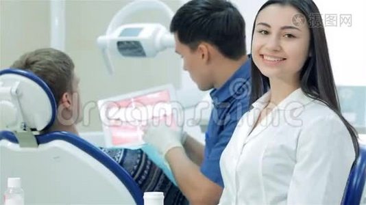 牙科医生用白色药片显示病人视频