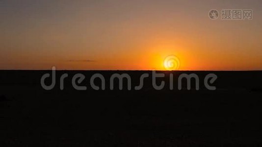 日落时分在撒哈拉沙漠开越野车视频