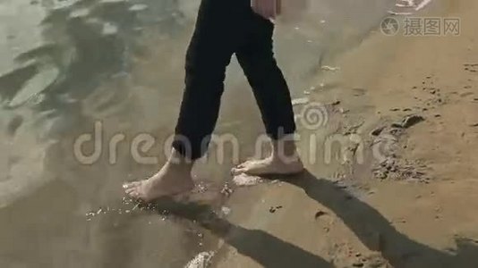 小女孩在河里着脚视频