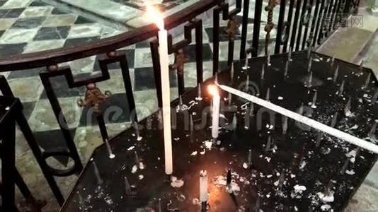 妇女在教堂里点燃祈祷蜡烛，也就是祭祀或纪念蜡烛视频
