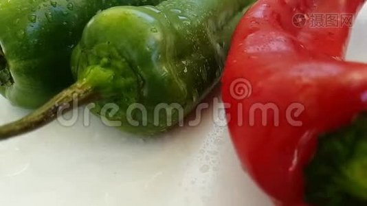 辣椒有机湿滴波纹食品维生素健康滴水，绿色烹饪大蒜慢动作视频