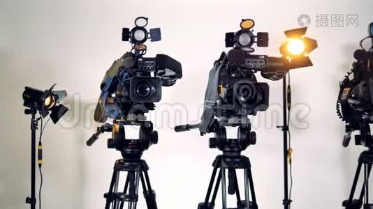三脚架上的三个专业摄像机..视频
