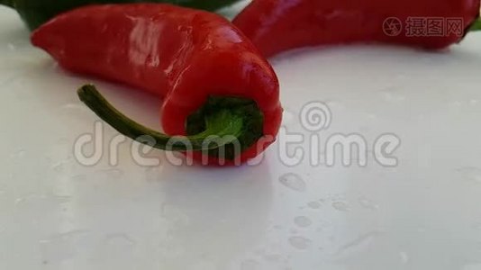 辣椒有机湿滴水，绿色烹饪大蒜慢动作视频