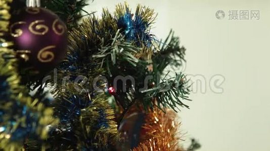 小女孩挂在圣诞树球上视频