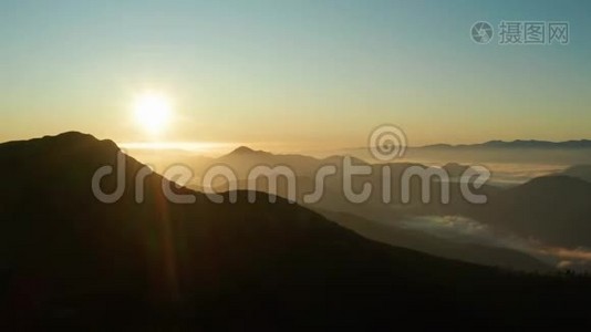 日出时带雾的山景空中拍摄视频