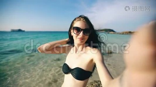海滩美女用手机自拍微笑享受度假旅游生活视频