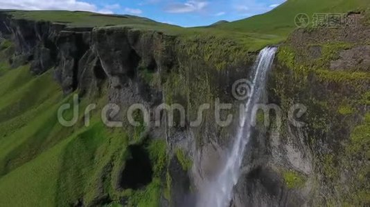 冰岛一条狭窄的河从悬崖上掉下来视频