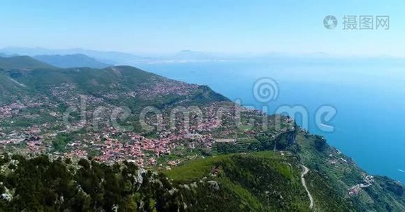 年轻女子在阿马尔菲海岸的山上徒步旅行视频