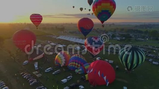 从充气到起飞在气球节早上发射热气球的鸟瞰图视频