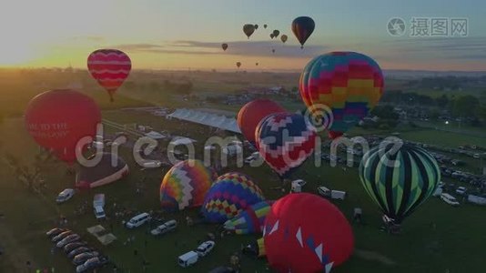 从充气到起飞在气球节早上发射热气球的鸟瞰图视频