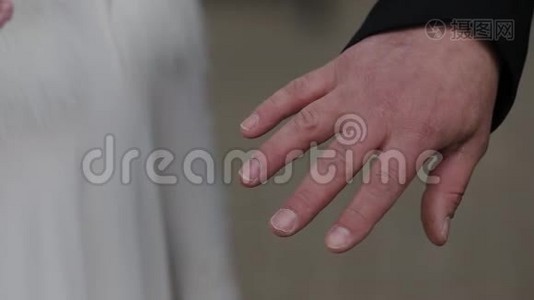 很漂亮的新婚夫妇互相戴上戒指。视频