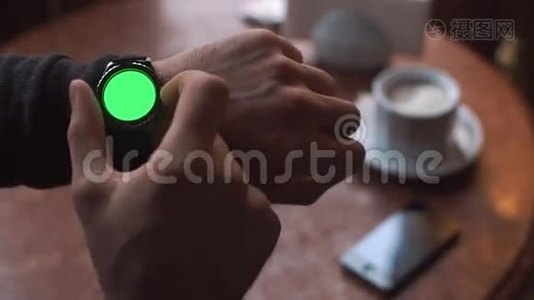 男人在圆形屏幕上手势现代智能手表与绿色屏幕色度关键内容视频