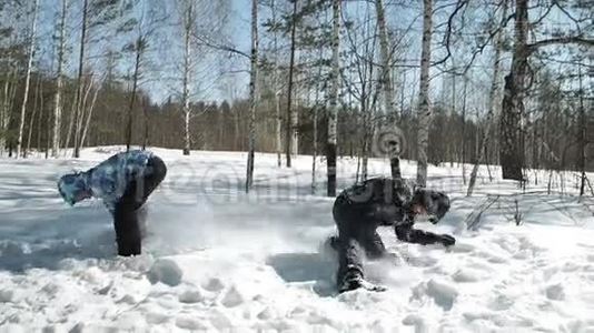 这对年轻夫妇在公园里玩雪视频