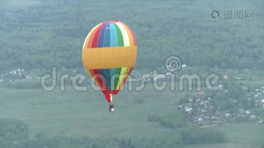 空中飞行的彩色气球视频