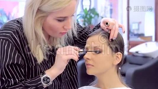 专业化妆师用睫毛膏做模特视频