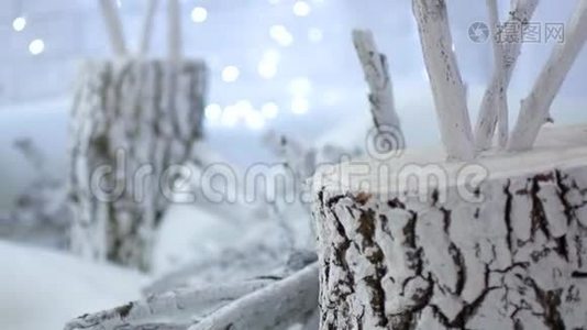 新年装饰白色。 球像橘子放在雪白的树上.. 视频适合背景视频