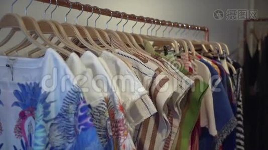 在服装店里穿衣服的女人视频