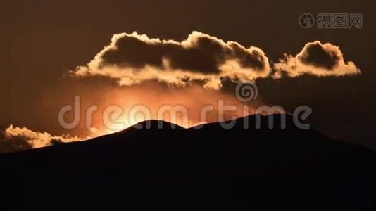 日落时分和群山上空的云层视频