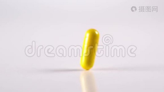 一种白色背景的黄色药物视频