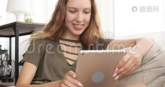 沙发上用数码平板电脑的快乐少女视频
