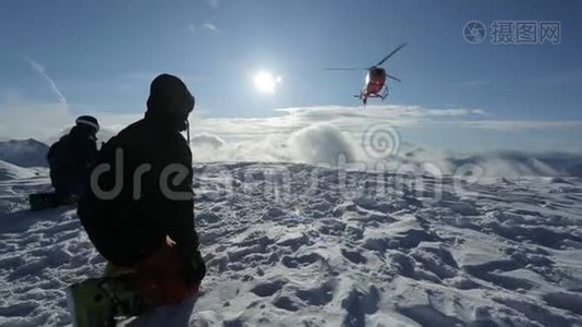 直升机把滑雪者留在了山坡上，飞起一片雪云视频