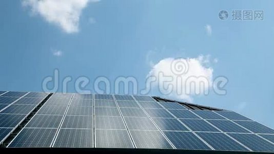 屋顶太阳能电池板上方的云视频