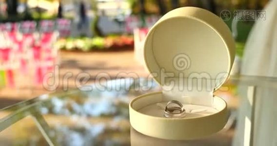 白金，结婚戒指，蓝色盒子里的白金戒指，结婚首饰，婚礼准备视频