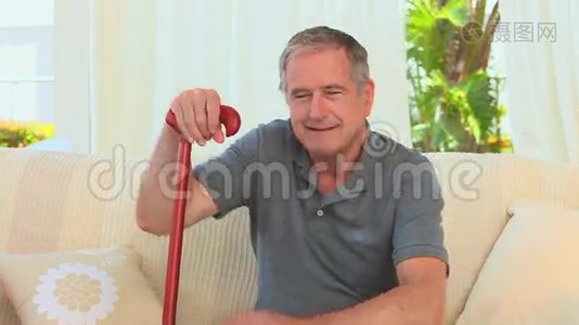 退休男子使用拐杖视频