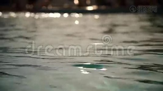 日落时池底背景抽象纹理的清水倒影。视频