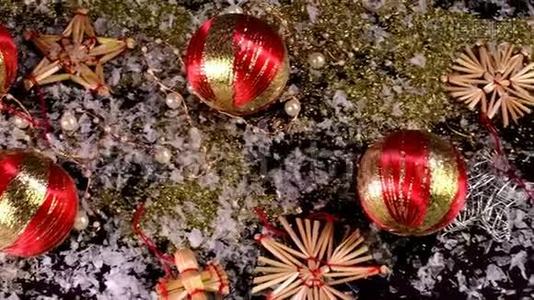 圣诞装饰。 圣诞球，金色的雪花和黑色背景上的雪花。视频