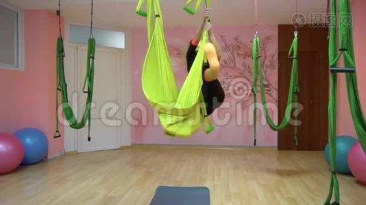 瑜伽在吊床上练习空中抗重力瑜伽视频