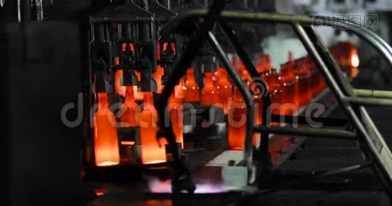 制造工业工厂，自动化生产线，用于生产瓶子。视频