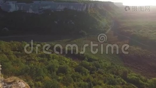 美国某地，带有日落背景的山景空中观景。 开枪射击视频