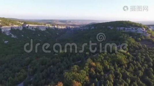 美国某地，带有日落背景的山景空中观景。 开枪射击视频