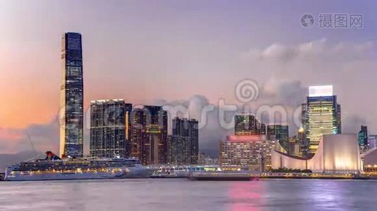 香港，中国天际线全景与摩天大楼日夜横跨维多利亚港时间推移。视频