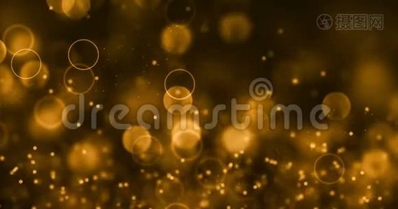 圣诞节黄金渐变闪耀的闪光尘埃粒子从顶部黑色背景与波克流动的运动，黄金假日视频