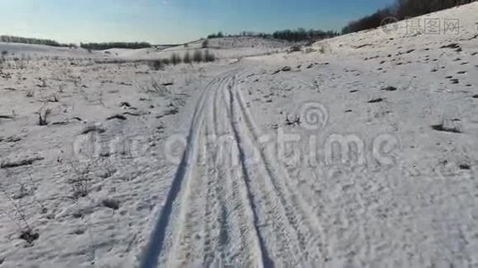 美丽的雪景与滚动的道路视频