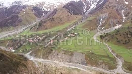 山地景观。 山中经过的路.. 汽车正沿着山路行驶. 道路蛇形视频