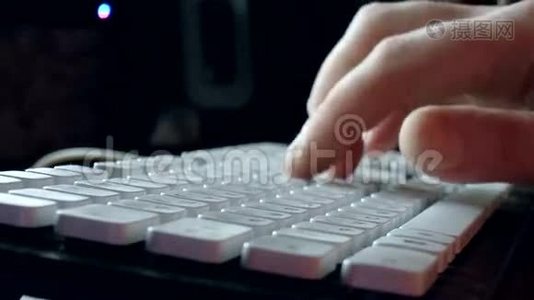 手在键盘上写字视频